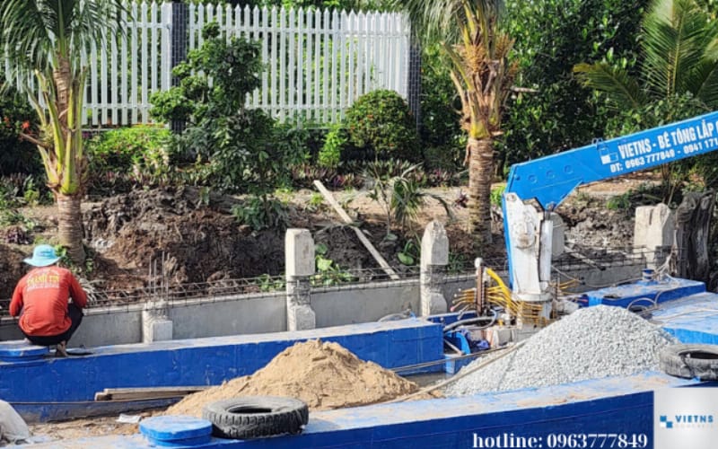 Tường chắn đất bê tông cốt thép vững chắc với thiết kế hiện đại, đảm bảo an toàn cho công trình ven biển